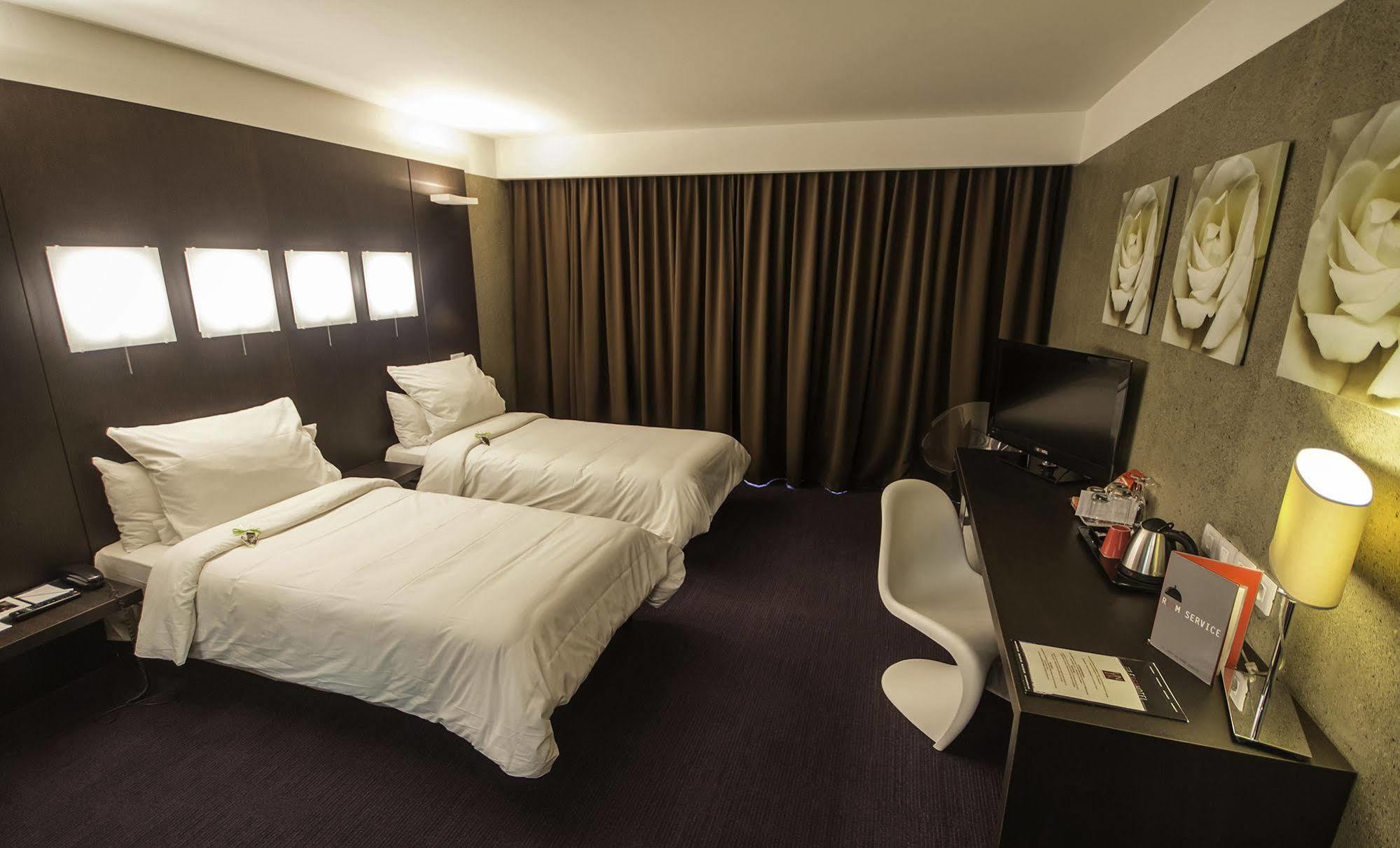 Le Rex Hotel Тарб Екстериор снимка